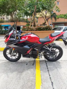 Di jual motor CBR 150 warna merah..