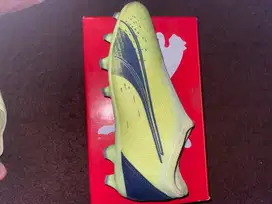 Sepatu bola puma