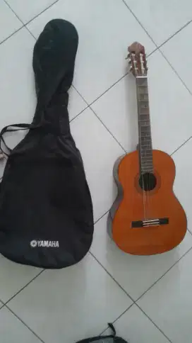 Gitar Akustik Yamaha