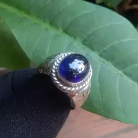 Vivid Blue Sapphire Birunya Menawan