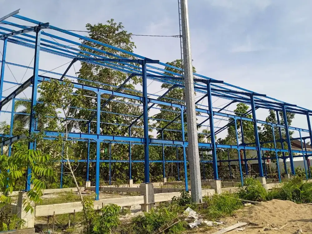 Konstruksi Baja Berat WF untuk Lapangan Olahraga dan Gudang