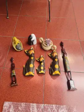 Pajangan Keramik dan Kayu