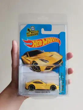 Hot wheels ferrari f12 berlinetta pakai protector