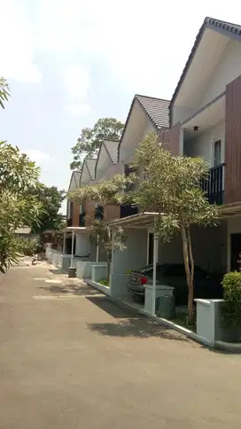 Rumah 2 lantai di Bintaro ada kolam renang