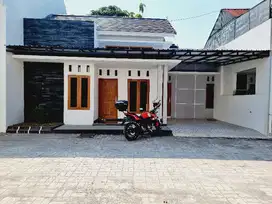 DISEWAKAN || Rumah Cantik Gress Sudah Canopy Di Cluster