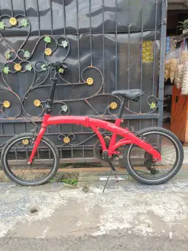 Sepeda lipat merah