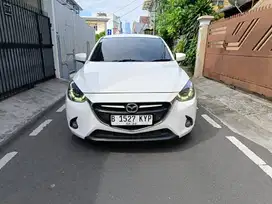 Mazda 2 R CVT Automatic 2015 - Putih / White