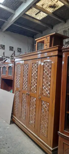 Almari pakaian 4 pintu kayu jati