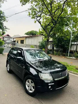 Suzuki Grand Vitara hitam mulus siap luar kota