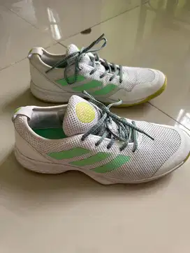 Dijual cepat sepatu adidas putih
