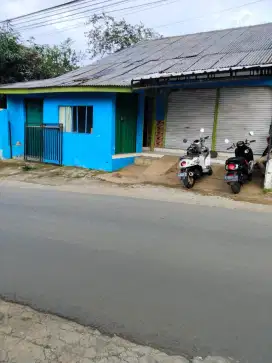 Rumah dan warung dekat sekolah SD