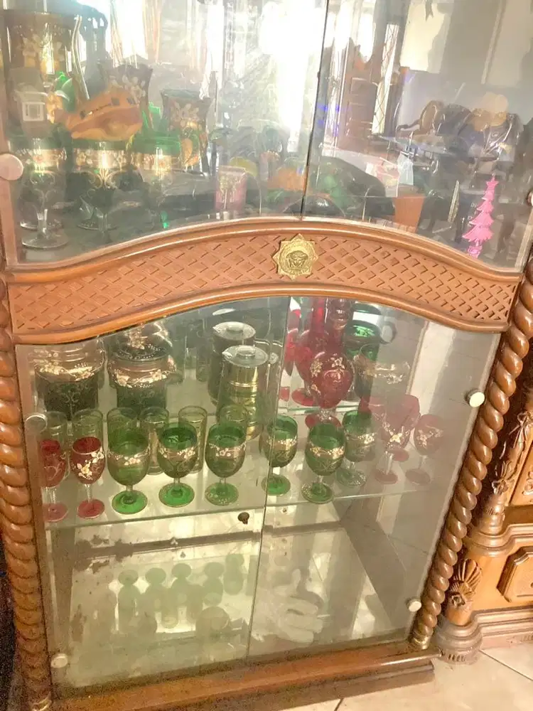 Lemari kaca jepara kayu