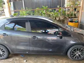 Di jual satu unit mobil kia rio yg minat chat bisa nego