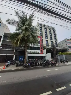 Disewakan gedung 3 lantai lokasi strategis dekat Pecenongan Pasar Baru