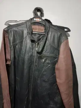 Di jual Jaket kulit size L Lumayan Buat bermotor biar gak kena anggin