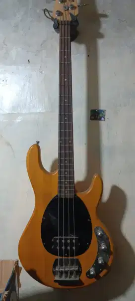 Bass listrik musicman