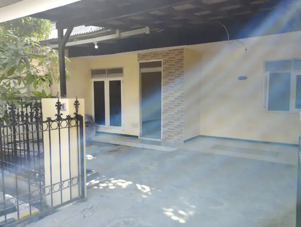 Rumah di kontrakkan Kutisari indah barat, Surabaya