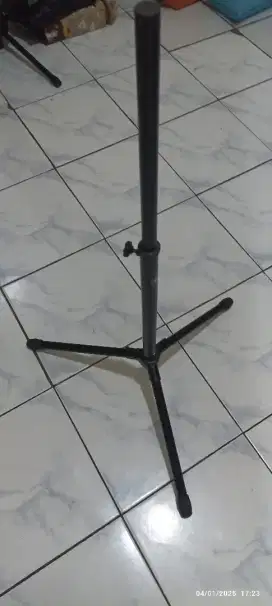Stand gitar bisa 2 gitar masih baru