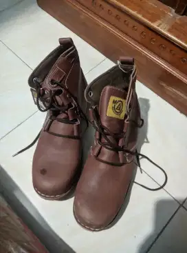 Sepatu kulit kondisi baru