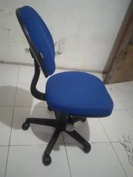 Bangku direksi kantor,bisa naik turun dan bisa muter masih bagt