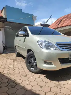 Dijual Innova J 2010 Manual, kuning emas, belum pernah pindah tangan.