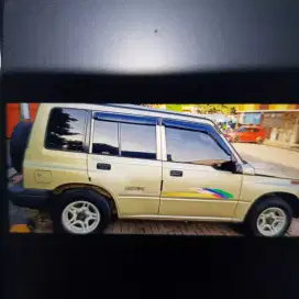 Mobil suzuki sidekick dragone tahun 2000.