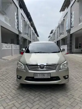 Kijang innova 2.0 V bensin AT