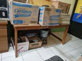 Meja kayu lebar