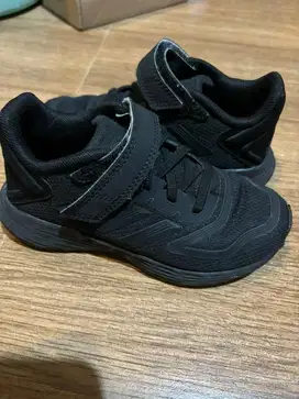 Sepatu sekolah adidas Anak