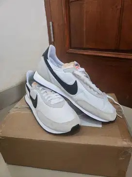 Nike men's waffle trainer 2 size 41 putih baru belum pernah di pakai