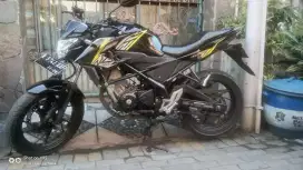 Dijual Honda CB 150R Warna Hitam Strip Kuning Tahun 2016