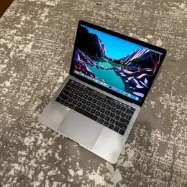 Macbook Pro 2017 13 inch i7 16/256 CTO Touchbar Space Grey