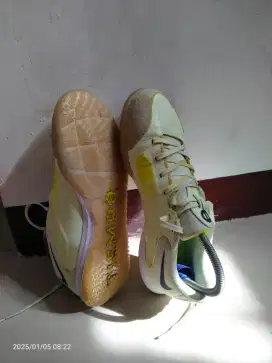 Sepatu futsa Tiempo l
