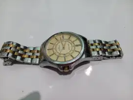 Jam tangan Jacque Martin.