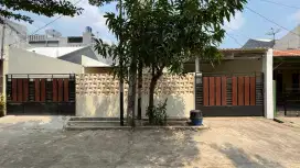 Dijual Rumah Carport Luas, Jalan Luas, Asri dan Strategis!