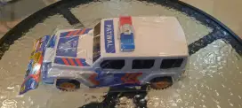 Mainan mobil polisi