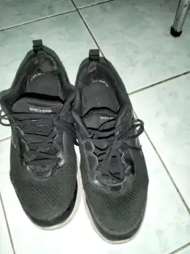 Sepatu Skechers warna hitam ukuran 45