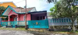 Jual rumah ada taman, lingkungan nyaman