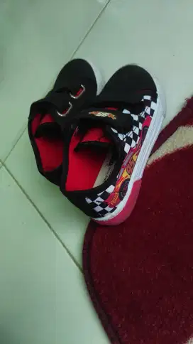 Sepatu anak laki-laki