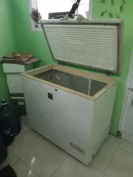 DIJUAL Freezer Box merk SHARP Crytal Ice 205 L