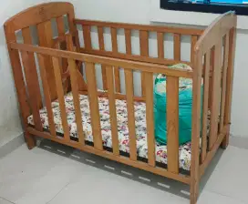 Tempat Tidur Bayi