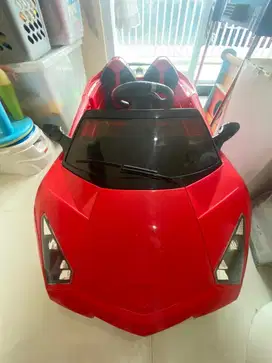 Mobil Ferrari Merah