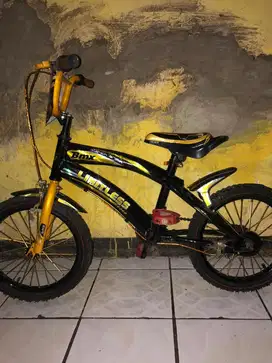 sepedah anak bmx mulus di pake sebentar doang ban masih bagus bnget