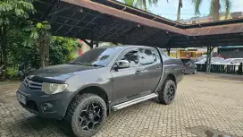 Mobil Mitsubishi Strada 2013