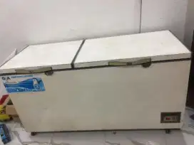 dijual freezer box merk GEA 600 liter