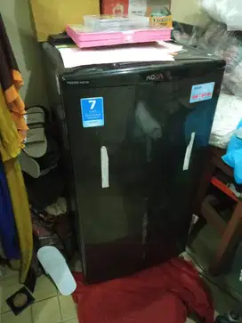 Kulkas FREEZER merk Aqua AQF - S4 (untuk pembekuan)