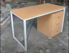 Meja kerja laci