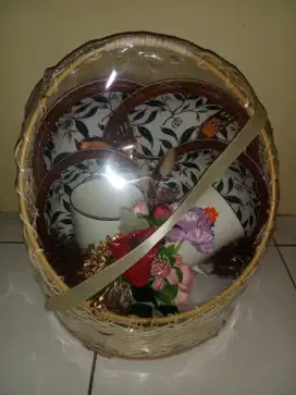 Parsel cantik satu set piring, mangkok, gelas, sendok dan garpu