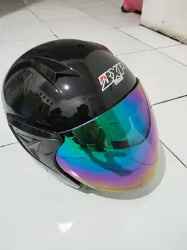 Helm warna hitam