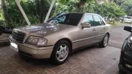 Mercy C230, 1997. Warna Champagne Gold. Low KM